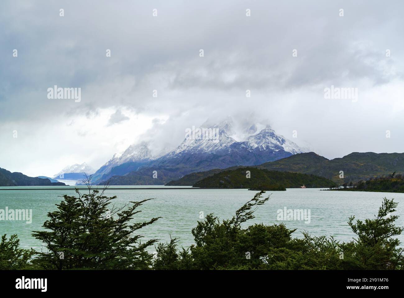 Blick auf den Gray Lake und den Gray Glacier mit dem Schneeberg bei Regen, Patagonien, Chile, Südamerika Stockfoto