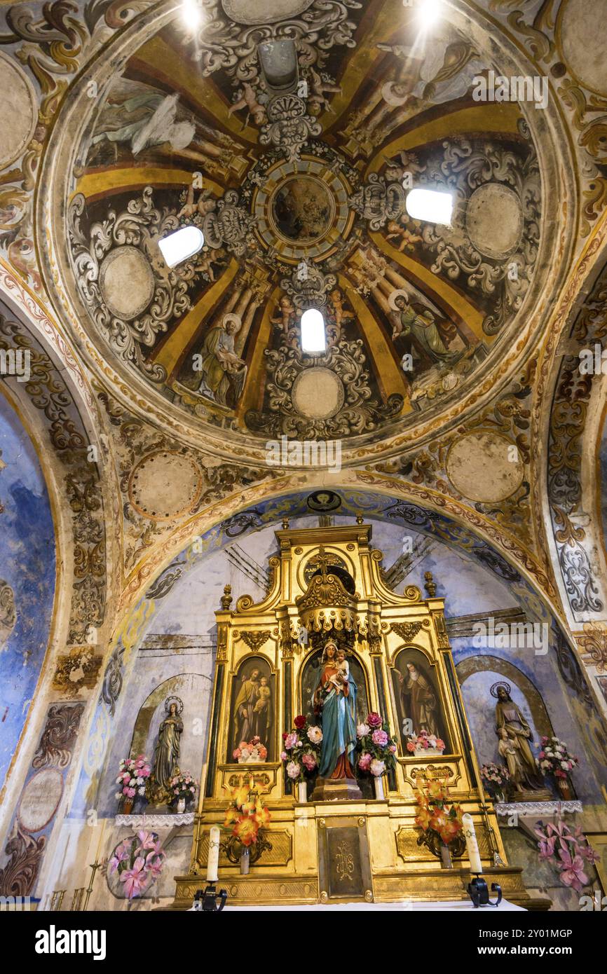 Kuppel mit den vier Evangelisten, die die Szene der Krönung der Jungfrau umgeben, Kirche aus dem 16. Jahrhundert, Heiligtum römischen Ursprungs von Santa Maria de Stockfoto