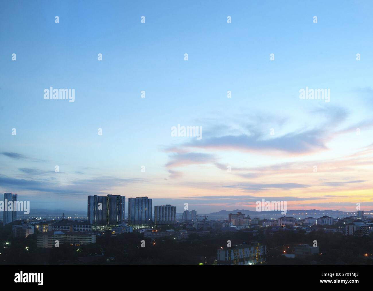 Pattaya Stadt und Meer bei Sonnenaufgang und Morgendämmerung, Thailand, Asien Stockfoto