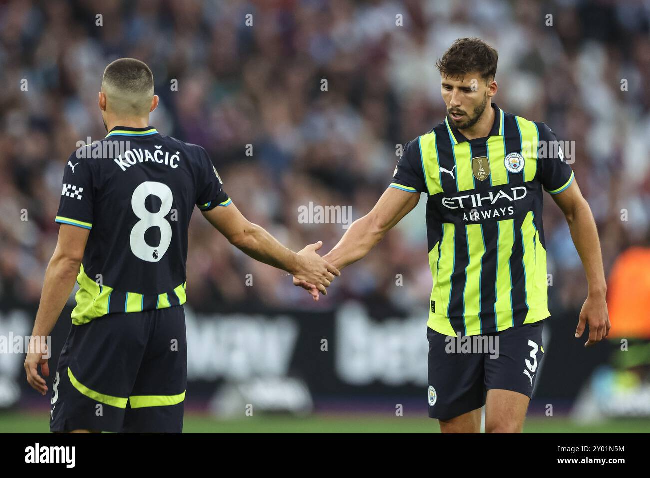 London, Großbritannien. 31. August 2024. Mateo Kova?i? Von Manchester City High Fives Rúben Dias of Manchester City während des Premier League-Spiels West Ham United gegen Manchester City im London Stadium, London, Vereinigtes Königreich, 31. August 2024 (Foto: Mark Cosgrove/News Images) in London, Vereinigtes Königreich am 31.2024. (Foto: Mark Cosgrove/News Images/SIPA USA) Credit: SIPA USA/Alamy Live News Stockfoto