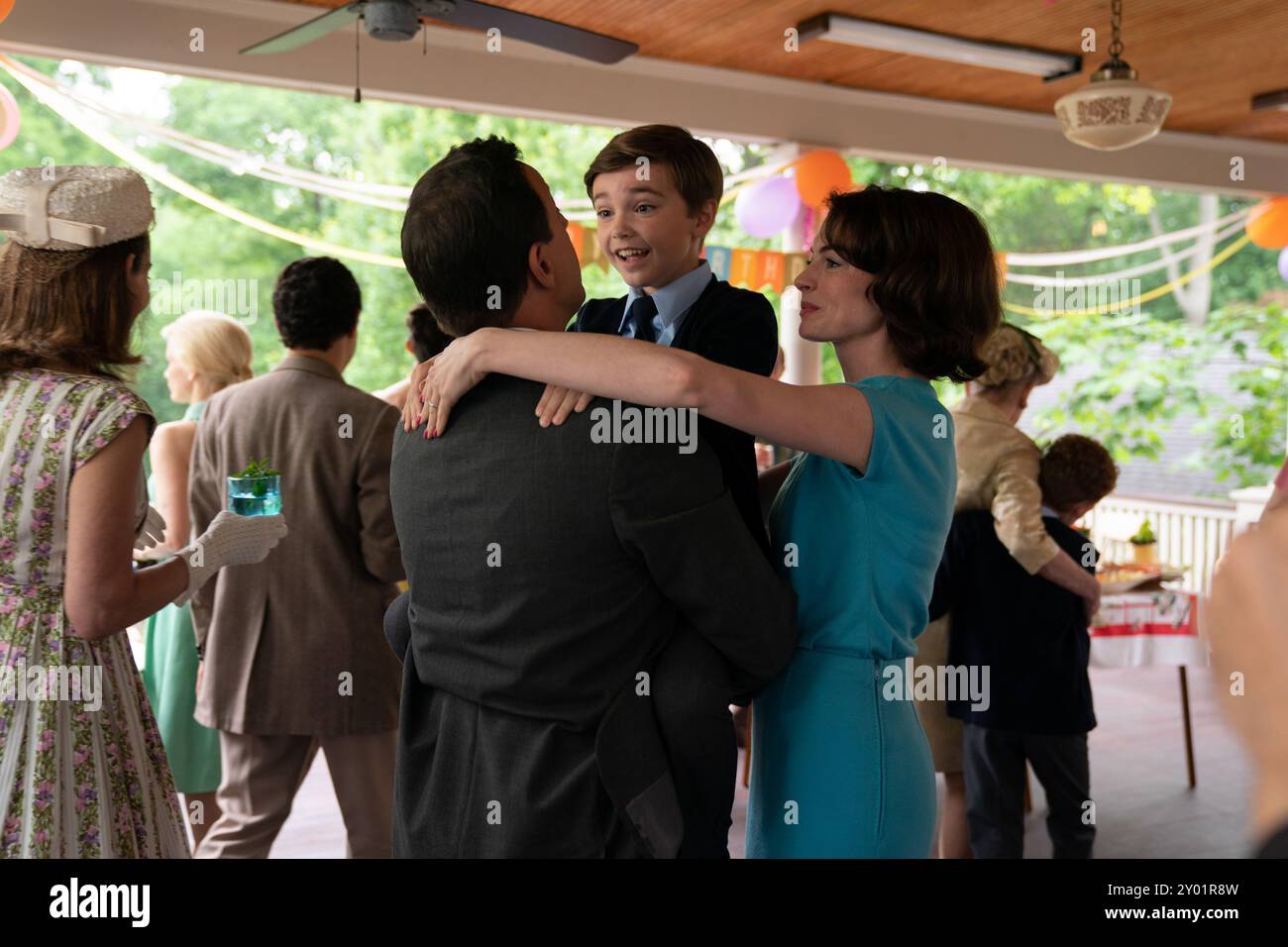 ANNE HATHAWAY in MOTHER's INSTINCT (2024), Regie: BENOIT DELHOMME. Beschreibung: Freckle Films/ACE/Mosaic Media Group/versus Produktion/Album Stockfoto