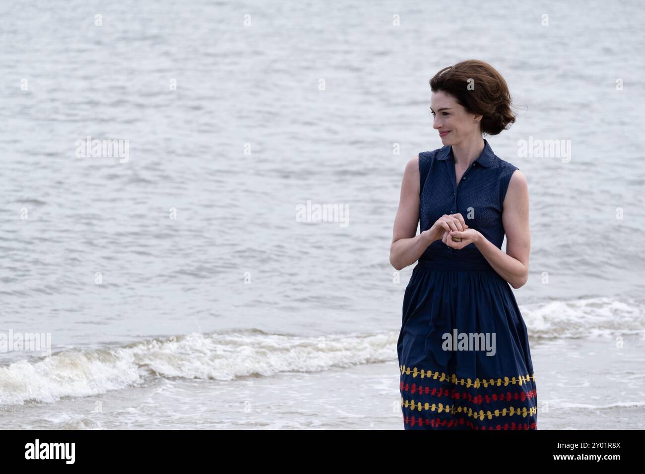 ANNE HATHAWAY in MOTHER's INSTINCT (2024), Regie: BENOIT DELHOMME. Beschreibung: Freckle Films/ACE/Mosaic Media Group/versus Produktion/Album Stockfoto