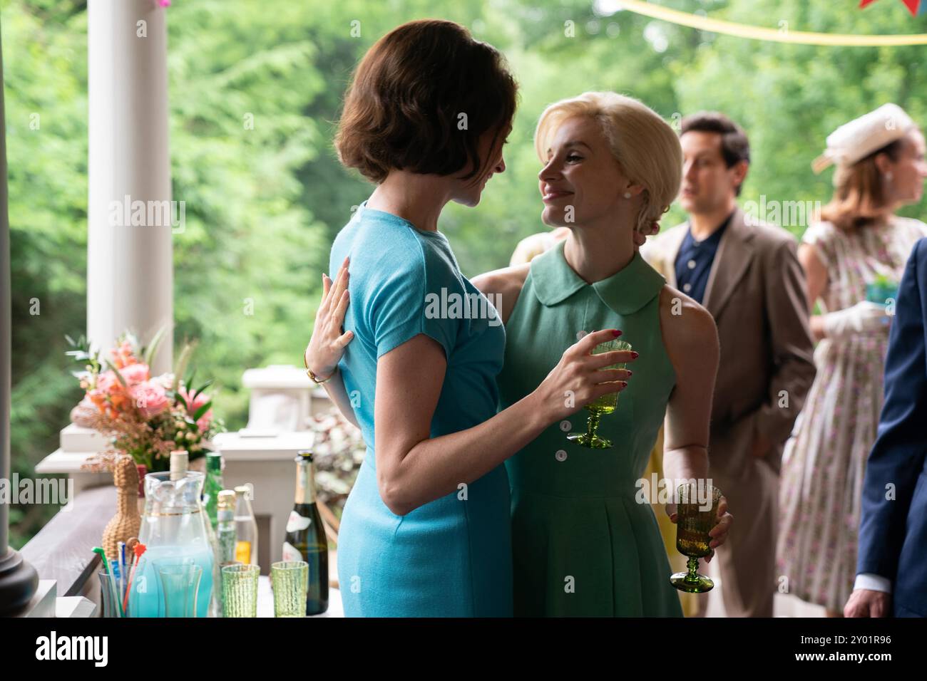 ANNE HATHAWAY und JESSICA CHASTAIN in MOTHER's INSTINCT (2024), Regie: BENOIT DELHOMME. Beschreibung: Freckle Films/ACE/Mosaic Media Group/versus Produktion/Album Stockfoto