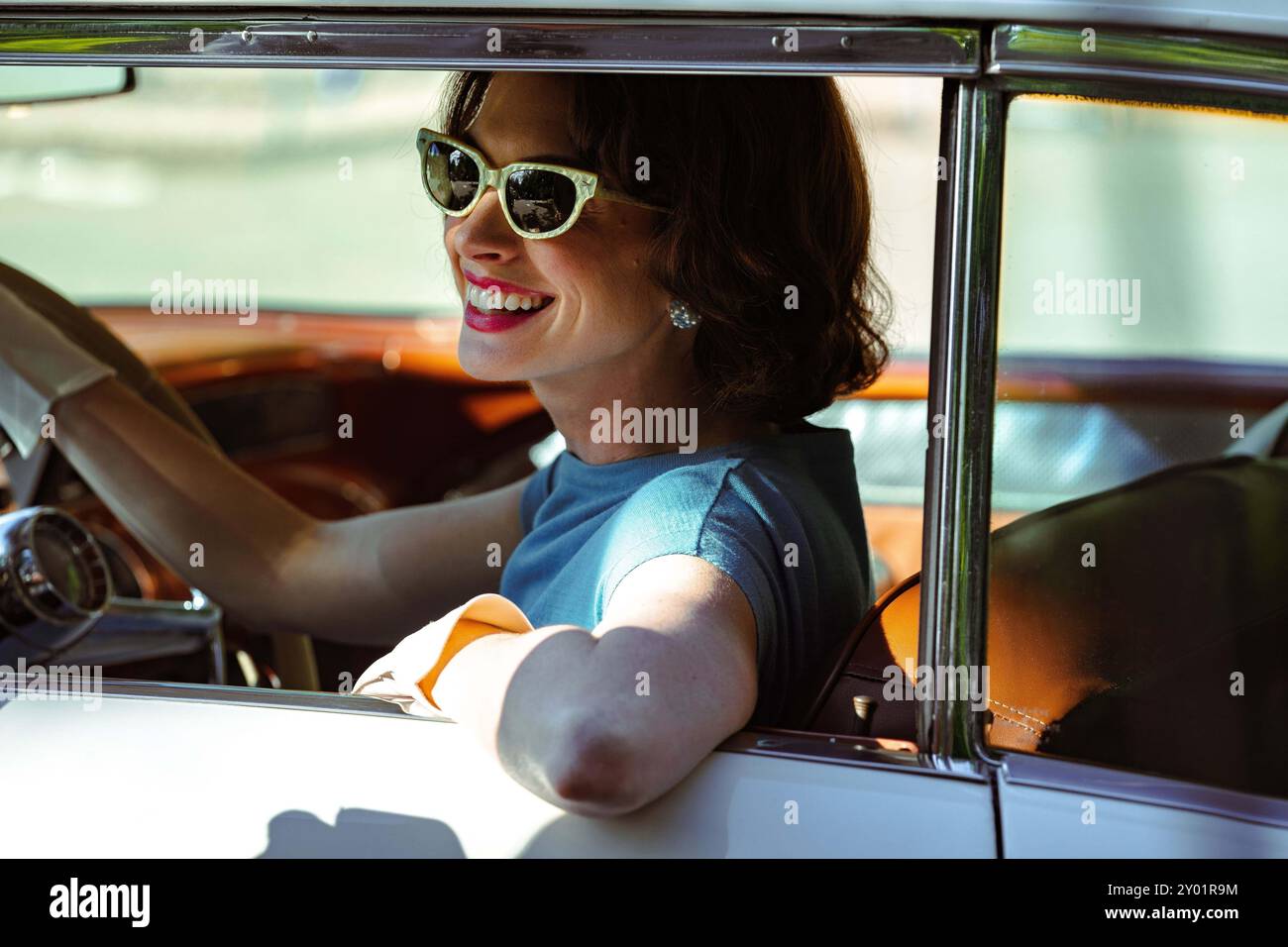 ANNE HATHAWAY in MOTHER's INSTINCT (2024), Regie: BENOIT DELHOMME. Beschreibung: Freckle Films/ACE/Mosaic Media Group/versus Produktion/Album Stockfoto