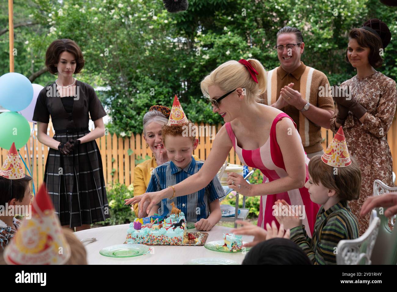 ANNE HATHAWAY und JESSICA CHASTAIN in MOTHER's INSTINCT (2024), Regie: BENOIT DELHOMME. Beschreibung: Freckle Films/ACE/Mosaic Media Group/versus Produktion/Album Stockfoto