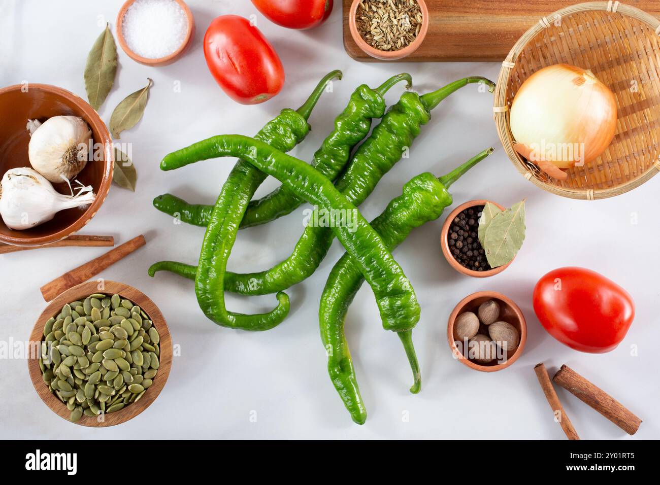 Ein Blick von oben auf mehrere grüne italienische lange heiße Chilischoten. Stockfoto