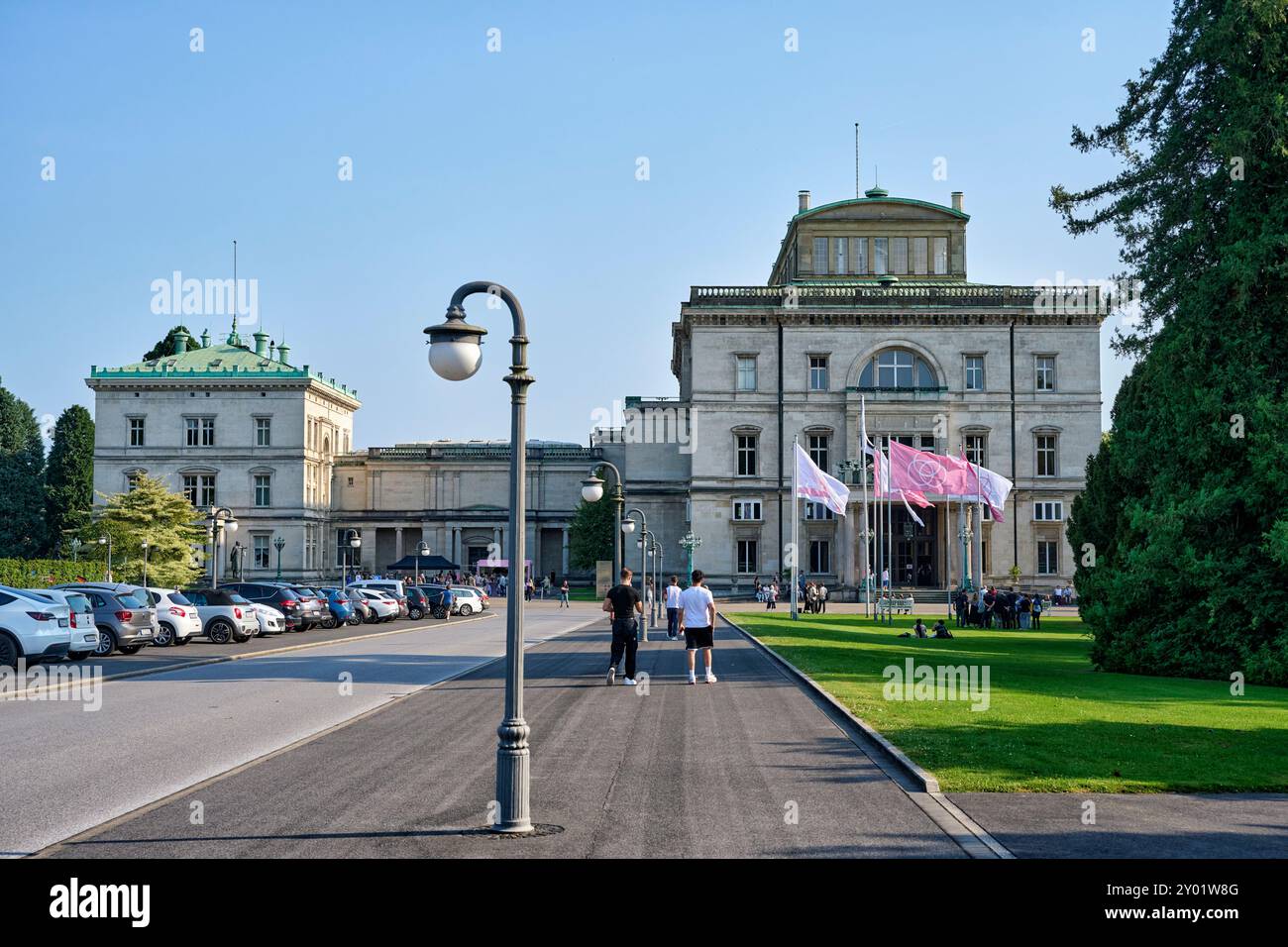 Die Villa Hügel beflagt mit rosa und weißen Flaggen mit dem Krupp Emblem. Es findet eine Veranstaltung statt die gut besucht ist. Die Flaggen wehen im Stockfoto