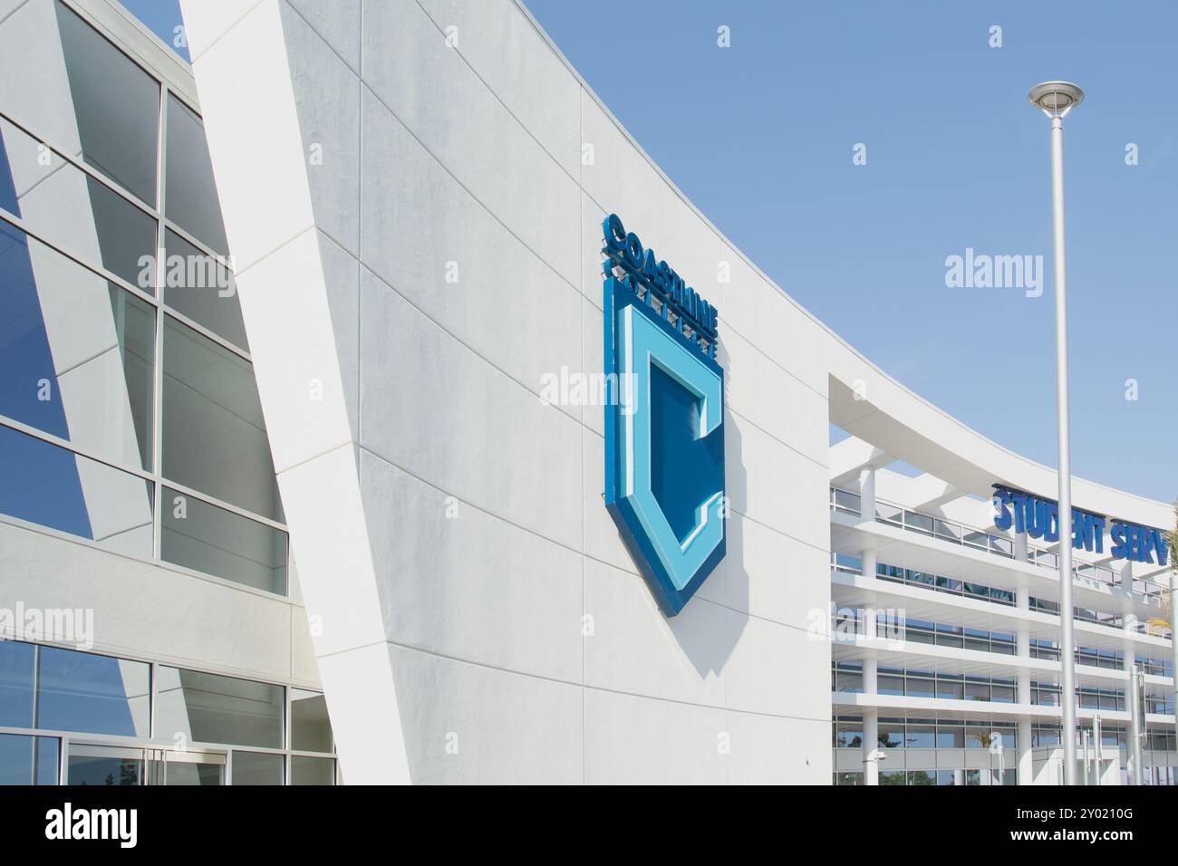 Fountain Valley, Kalifornien, USA - 01.03.2022: Blick auf das Student Services Building am Coastline Community College. Stockfoto