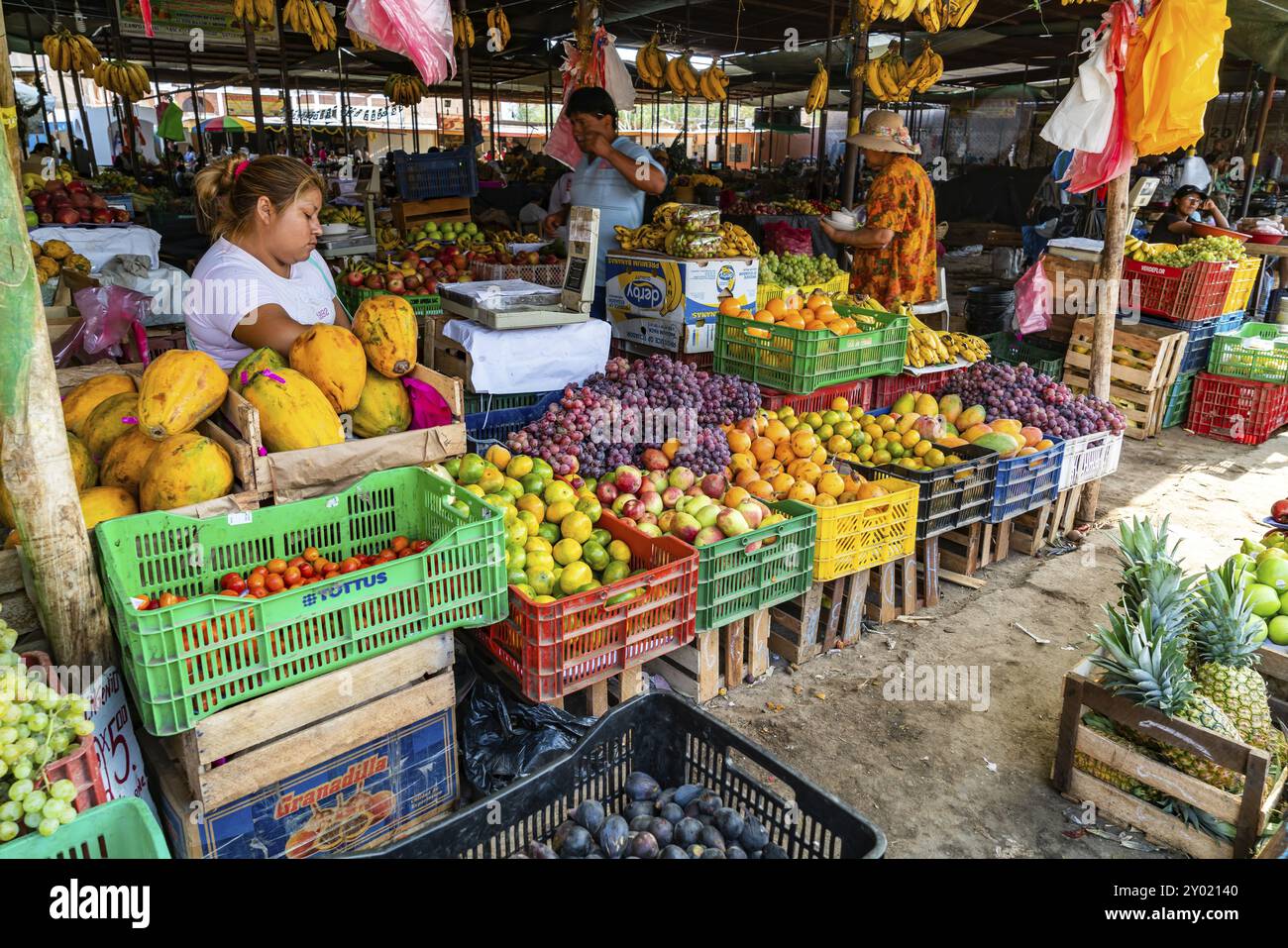 NAZCA, PERU, 25. JANUAR 2016 : Peruaner kaufen und verkaufen Früchte auf dem Markt in Nazca, Peru, Südamerika Stockfoto