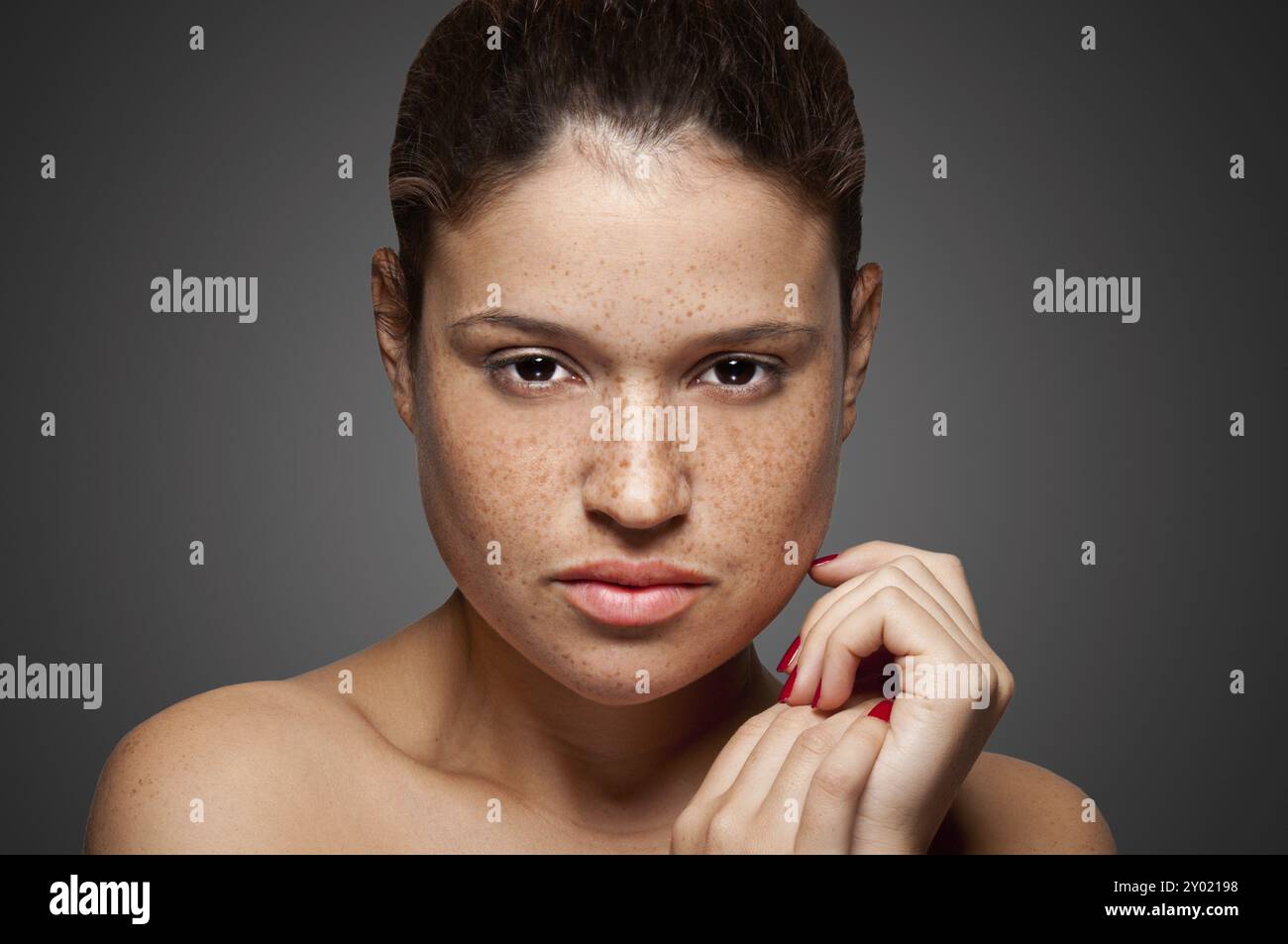Porträt der jungen Frau auf grauem Hintergrund isoliert Stockfoto