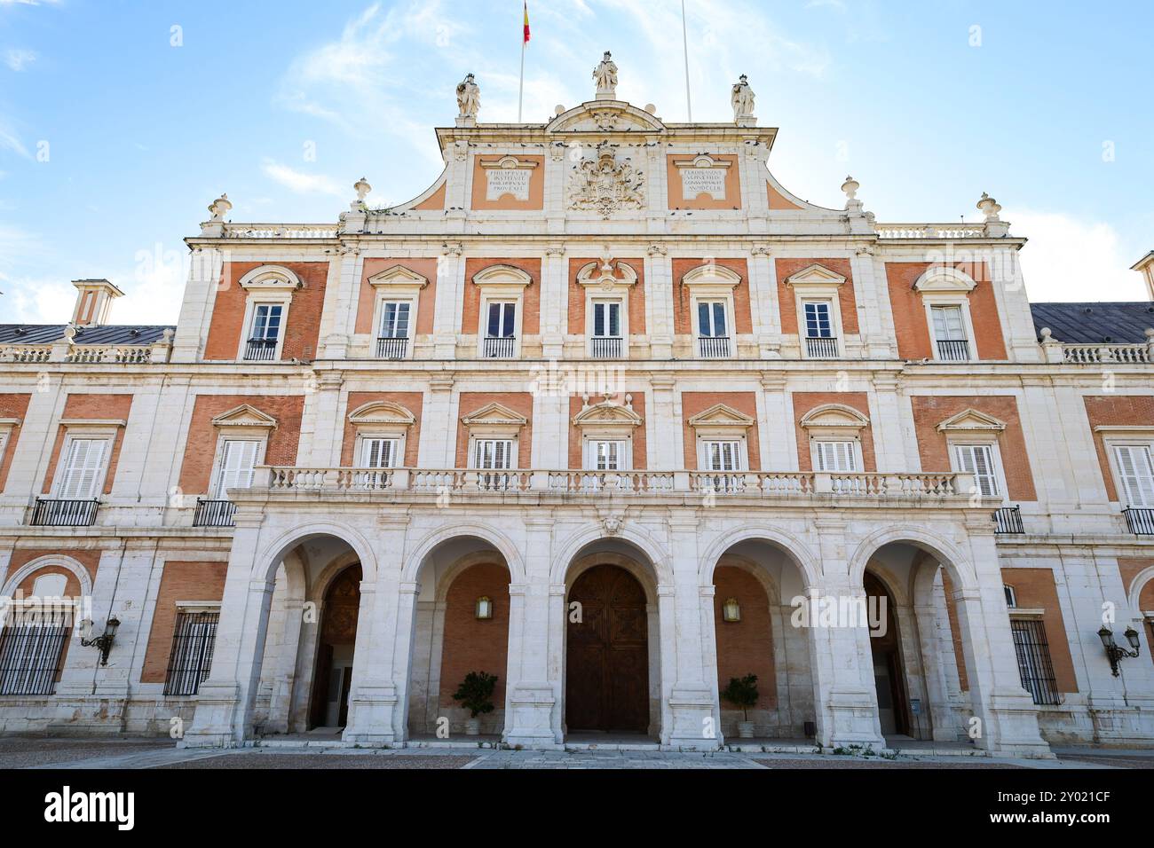 Aranjuez, Madrid, Spanien - 16. August 2024: Fassade des Königspalastes von Aranjuez Stockfoto