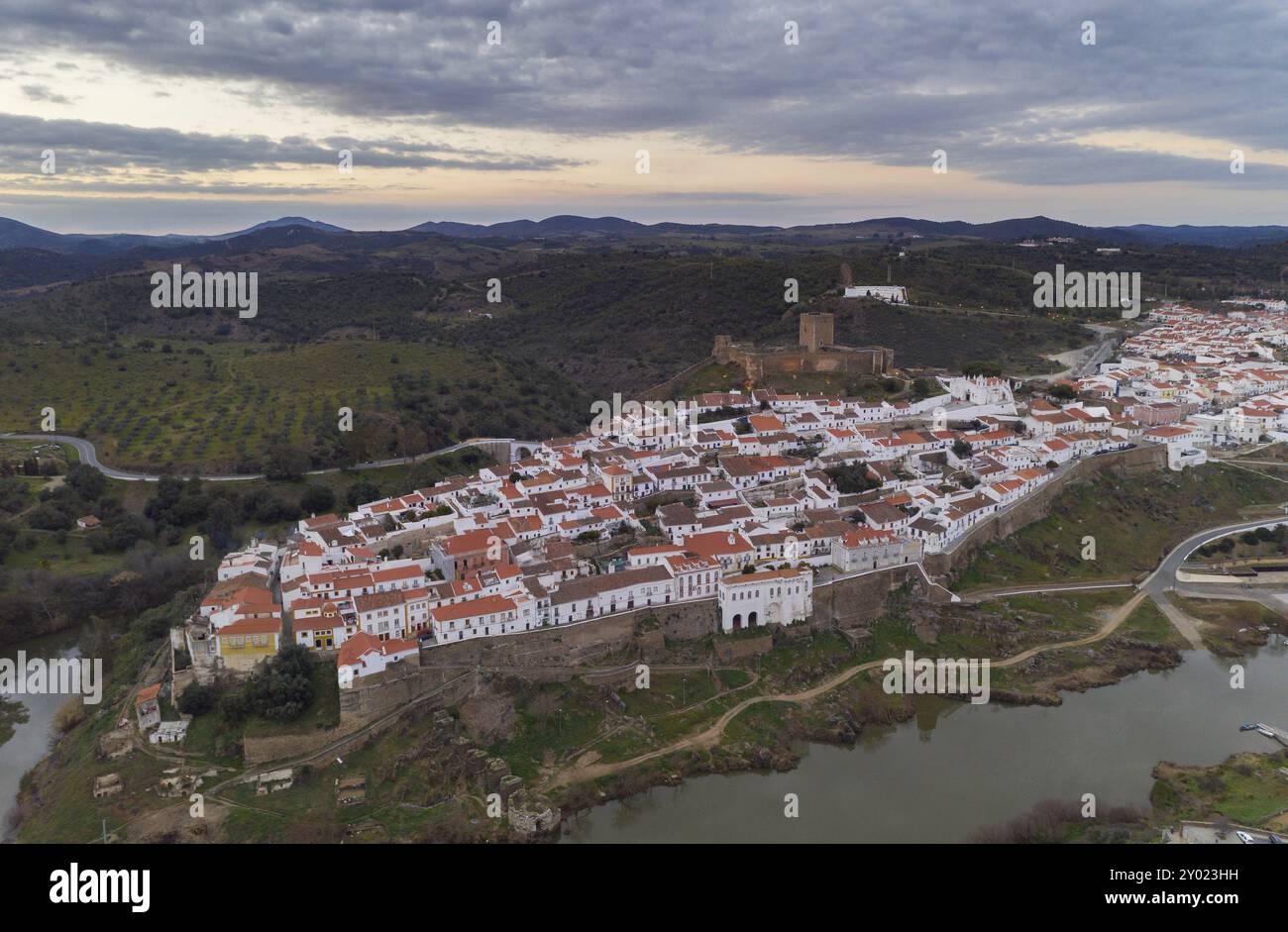 Luftaufnahme von Mertola in Alentejo, Portugal bei Sonnenuntergang Stockfoto