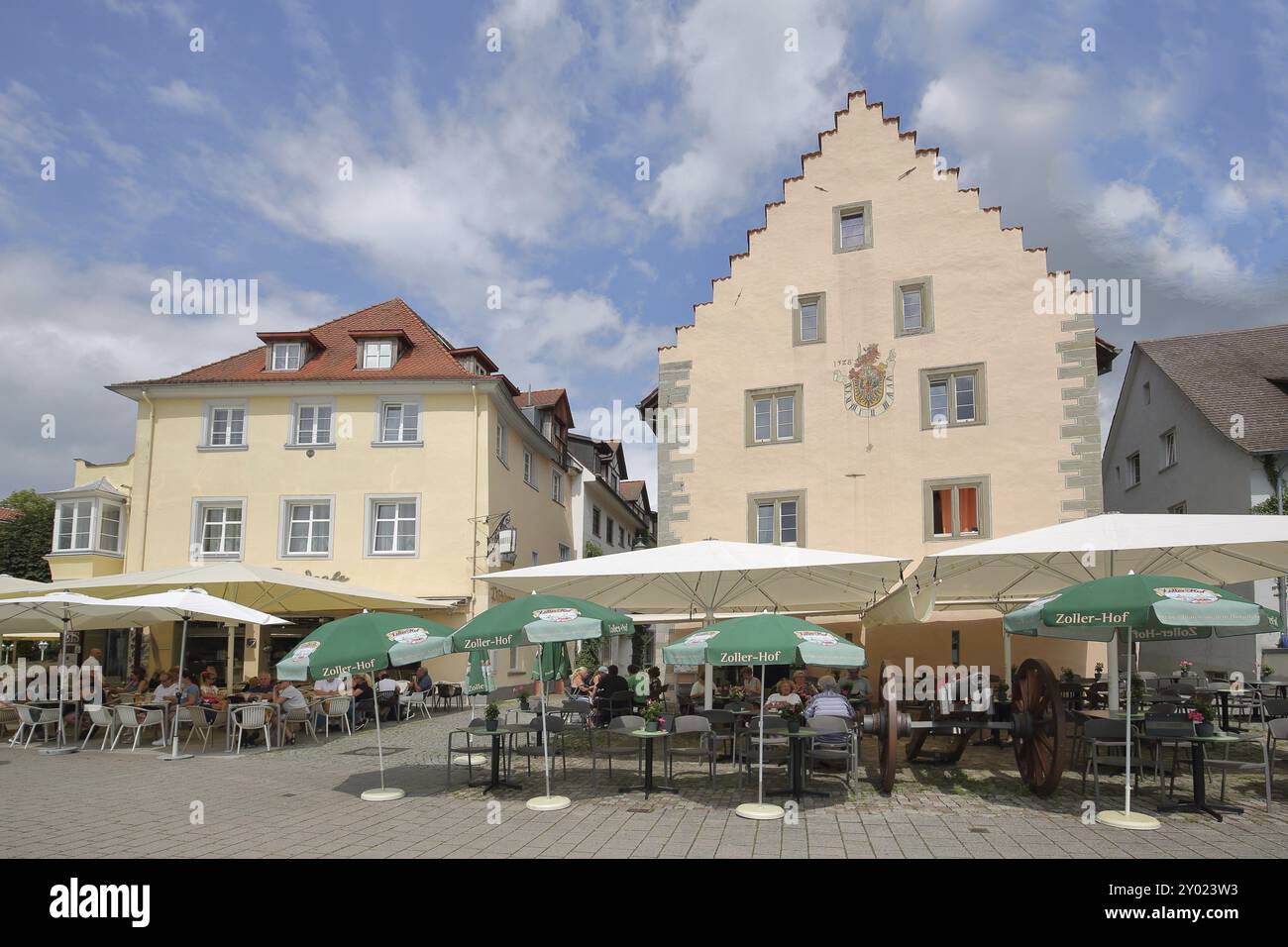 Historisches Waffenlager mit Stufengiebel und Straßenkneipe, Kanonen, Sonnenschirme, Seepromenade, Ueberlingen, Ueberlinger See, Bodenseegebiet, Baden-Wu Stockfoto