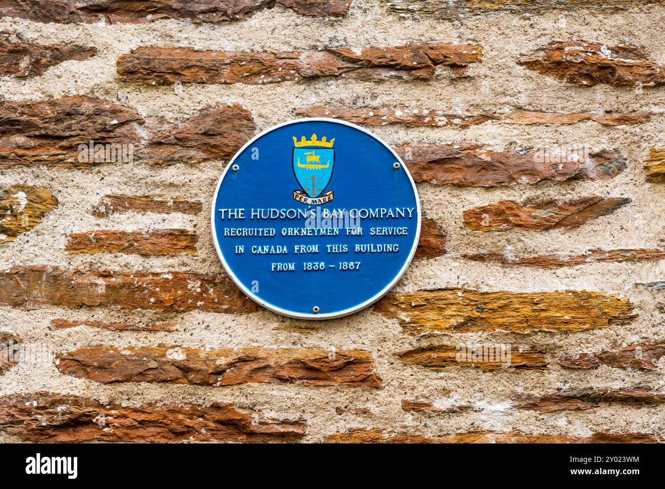 Die blaue Plakette in Stromness auf Orkney dokumentiert die Nutzung des Gebäudes, das heute vom Pier Arts Centre als Rekrutierungszentrum für die Hudson's Bay Company genutzt wird. Stockfoto