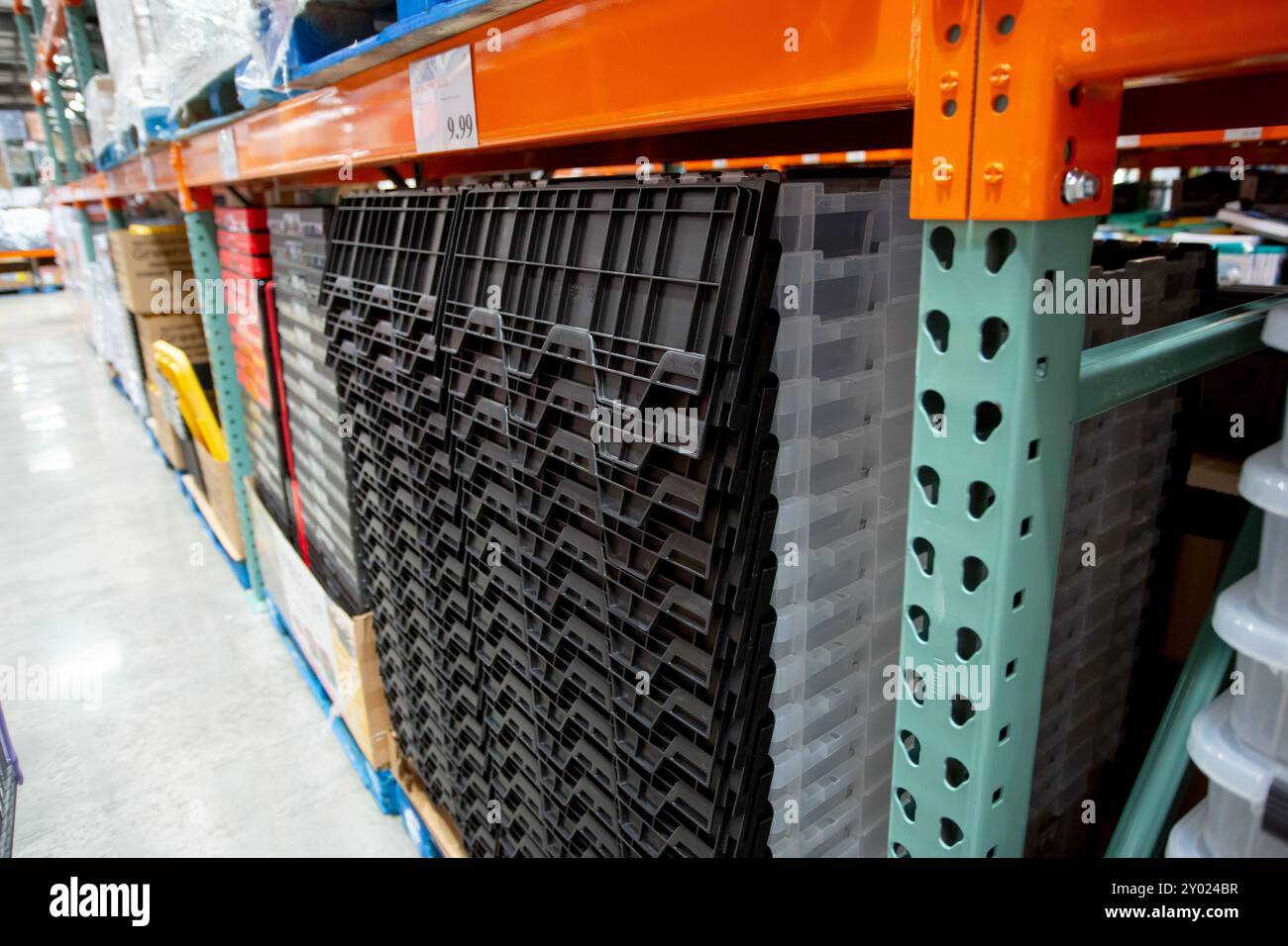 Los Angeles, Kalifornien, USA - 01.03.2022: Ansicht eines Stapels großer Kunststoffbehälter im Laden. Stockfoto