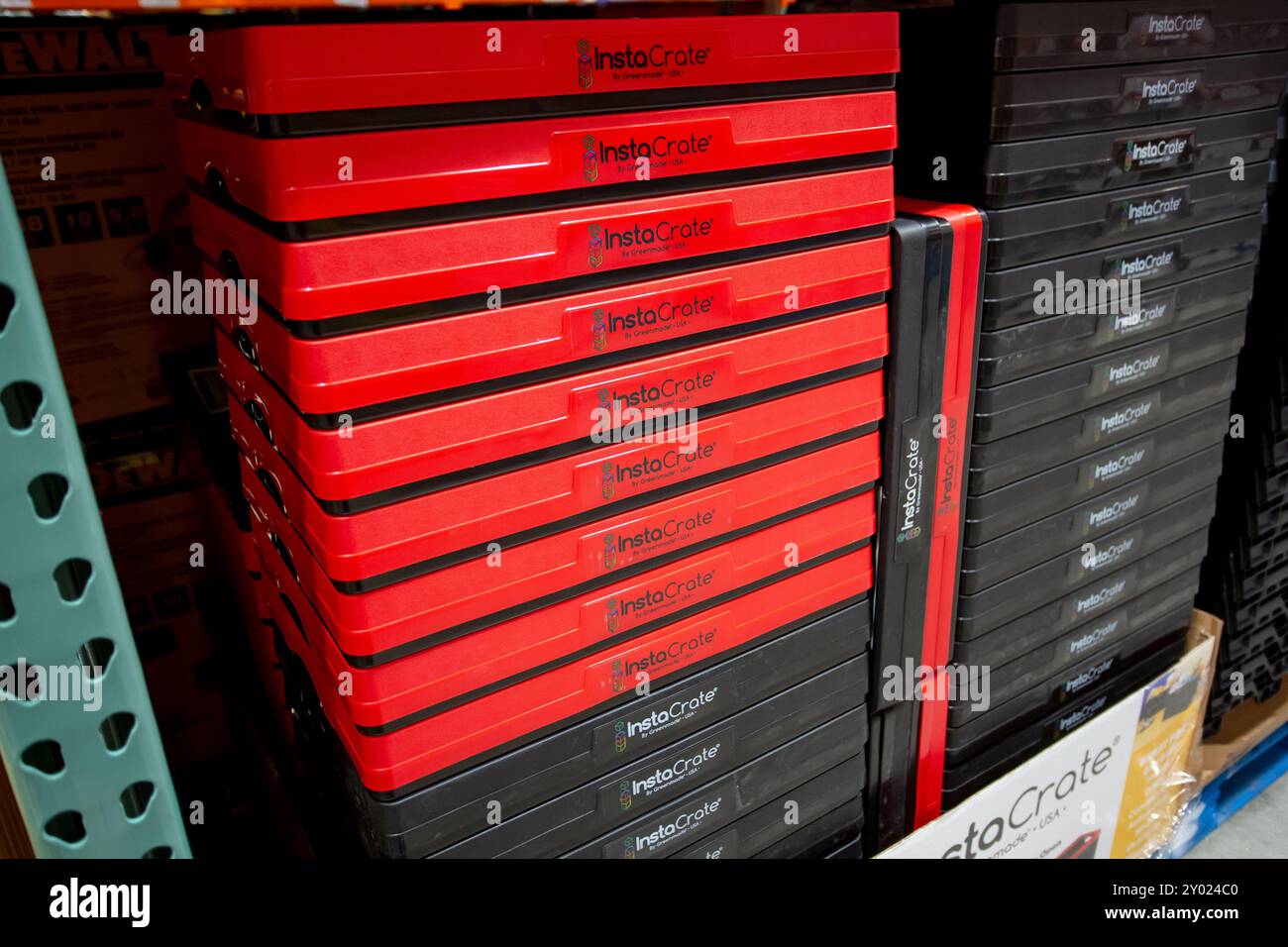 Los Angeles, Kalifornien, USA - 01.03.2022: Ansicht eines Stapels von Greenmade InstaCrate Kunststofflagereinheiten im Laden. Stockfoto