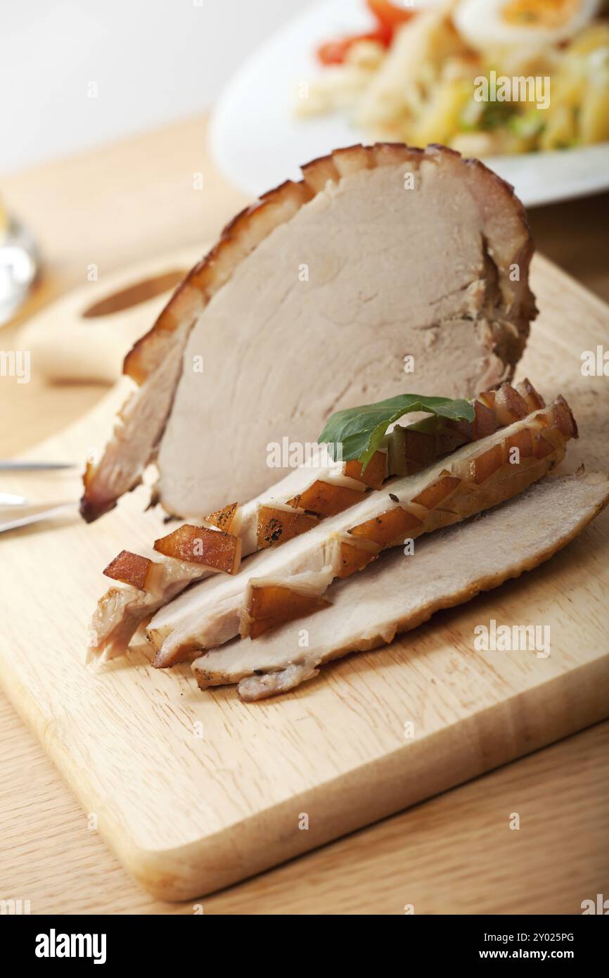 Schweinebraten wird in Scheiben geschnitten Stockfoto