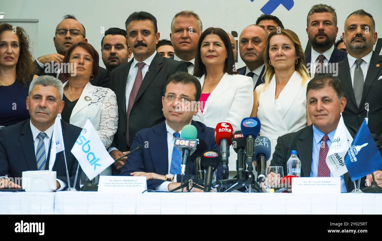 Izmir, Türkei. 31. August 2024. Der Eröffnungsempfang der 93. Internationalen Messe in Izmir fand statt, an dem Vizepräsident Cevdet Yılmaz, der Bürgermeister von Istanbul Ekrem Imamoglu als Ehrengast, der Bürgermeister der Stadt Izmir Cemil Tugay sowie die Abgeordneten der AK-Partei und der CHP teilnahmen. In der Zeremonie am Stand für Innovation und Technologie unterzeichneten der Bürgermeister der Stadt Izmir Cemil Tugay und der Bürgermeister der Stadt Istanbul Ekrem Imamoglu ein Protokoll über die Zusammenarbeit zwischen den Städten Izmir und Istanbul. Quelle: İdil Toffolo/Alamy Live News Stockfoto