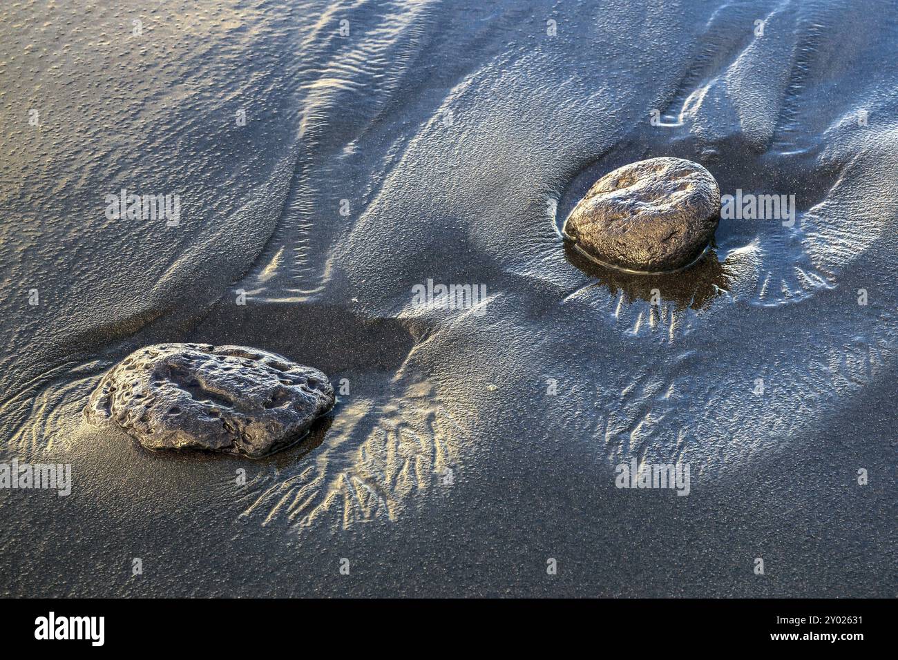 Zwei Steine im Sand aus Vulkangestein Stockfoto