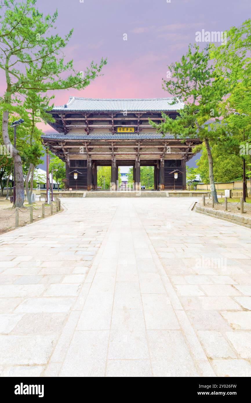 Breiter Weg, der zum großen Südtor, Nandaimon, führt, ohne dass an einem wunderschönen Abend bei Sonnenuntergang in Nara, Japan, ASI, niemand im Todai-JI-Tempelkomplex anwesend ist Stockfoto