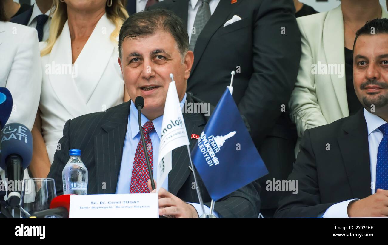 Izmir, Türkei. 31. August 2024. Der Eröffnungsempfang der 93. Internationalen Messe in Izmir fand statt, an dem Vizepräsident Cevdet Yılmaz, der Bürgermeister von Istanbul Ekrem Imamoglu als Ehrengast, der Bürgermeister der Stadt Izmir Cemil Tugay sowie die Abgeordneten der AK-Partei und der CHP teilnahmen. In der Zeremonie am Stand für Innovation und Technologie unterzeichneten der Bürgermeister der Stadt Izmir Cemil Tugay und der Bürgermeister der Stadt Istanbul Ekrem Imamoglu ein Protokoll über die Zusammenarbeit zwischen den Städten Izmir und Istanbul. Quelle: İdil Toffolo/Alamy Live News Stockfoto