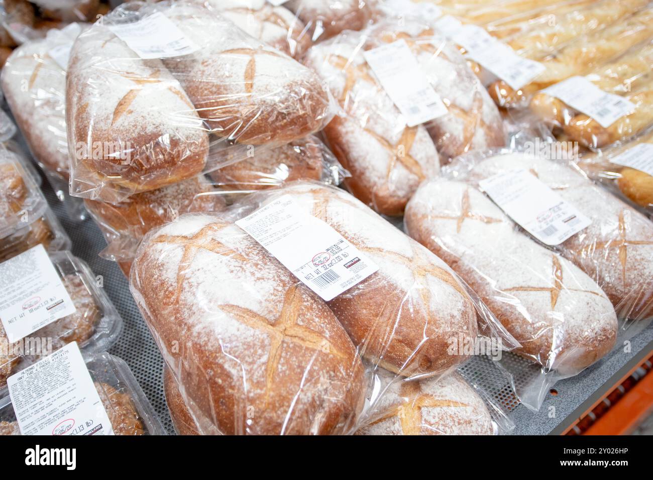 Los Angeles, Kalifornien, Vereinigte Staaten - 01.03.2022: Eine Ansicht mehrerer Pakete von Kirkland Signature Country French Loaves in Costco. Stockfoto