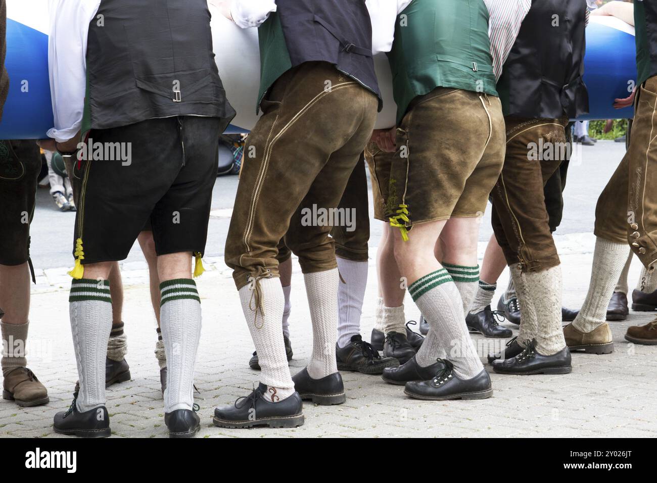 Jungs in Lederhosen, die in Bayern das Maypole auflegen Stockfoto