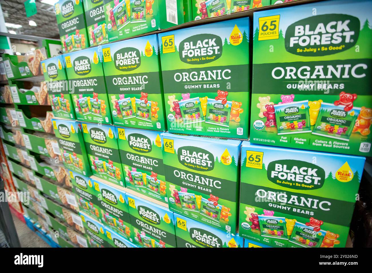 Los Angeles, Kalifornien, USA - 01.03.2022: Eine Ansicht mehrerer Fälle von Schwarzwald-Bio-Gummibärenbonbons im Laden. Stockfoto