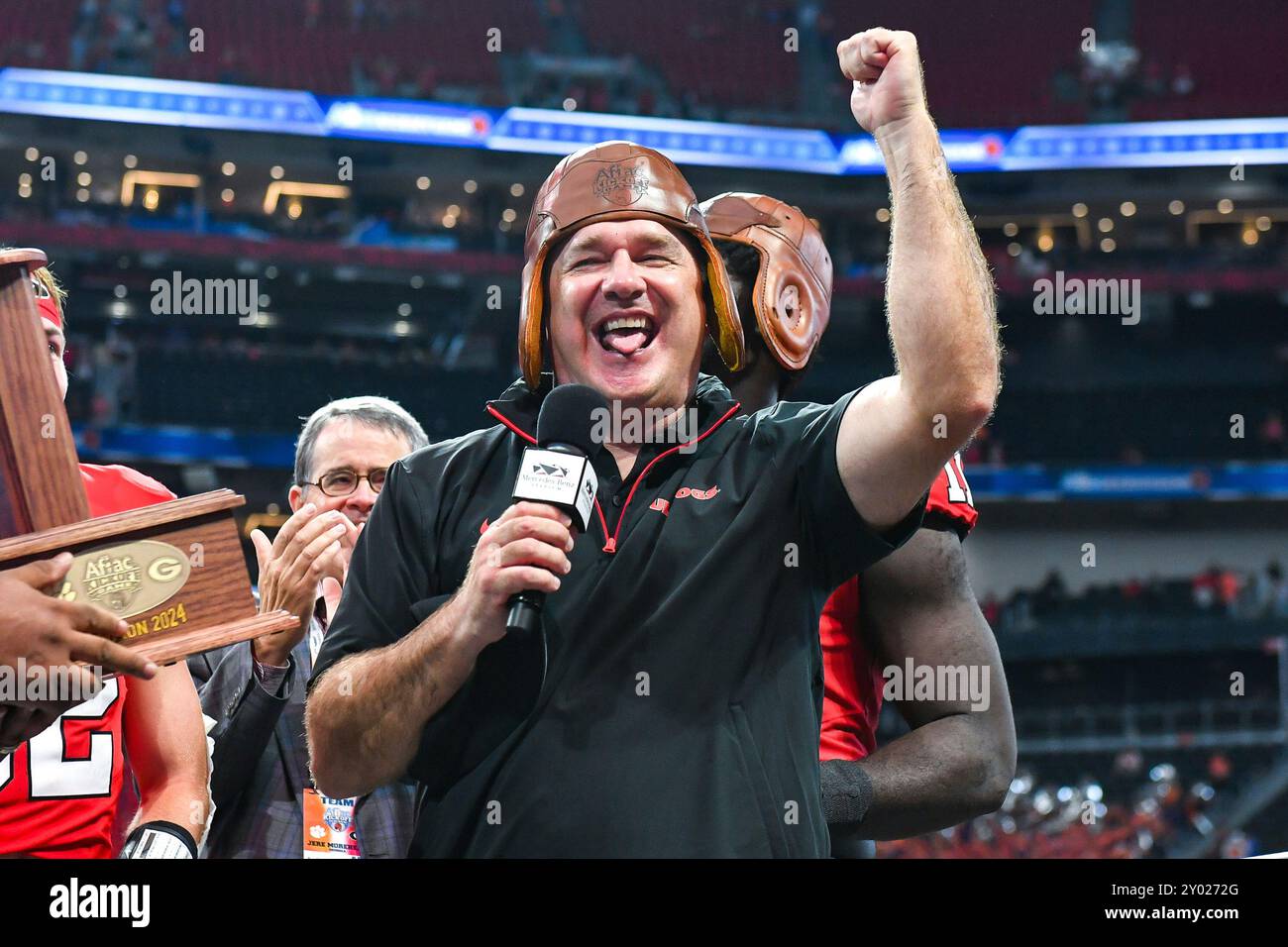 ATLANTA, GA – AUGUST 31: Georgia head coach Kirby Smart wears the "Old Leather Helmet" following the conclusion of the Aflac Kickoff Game between the Clemson Tigers and the Georgia Bulldogs on August 31st, 2024 at Mercedes-Benz Stadium in Atlanta, GA. (Photo by Rich von Biberstein/Icon Sportswire) (Icon Sportswire via AP Images) Stockfoto
