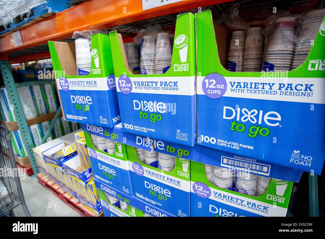 Los Angeles, Kalifornien, USA - 20.05.2022: Eine Ansicht von mehreren Packungen Dixie To Go Einwegbecher im Laden. Stockfoto