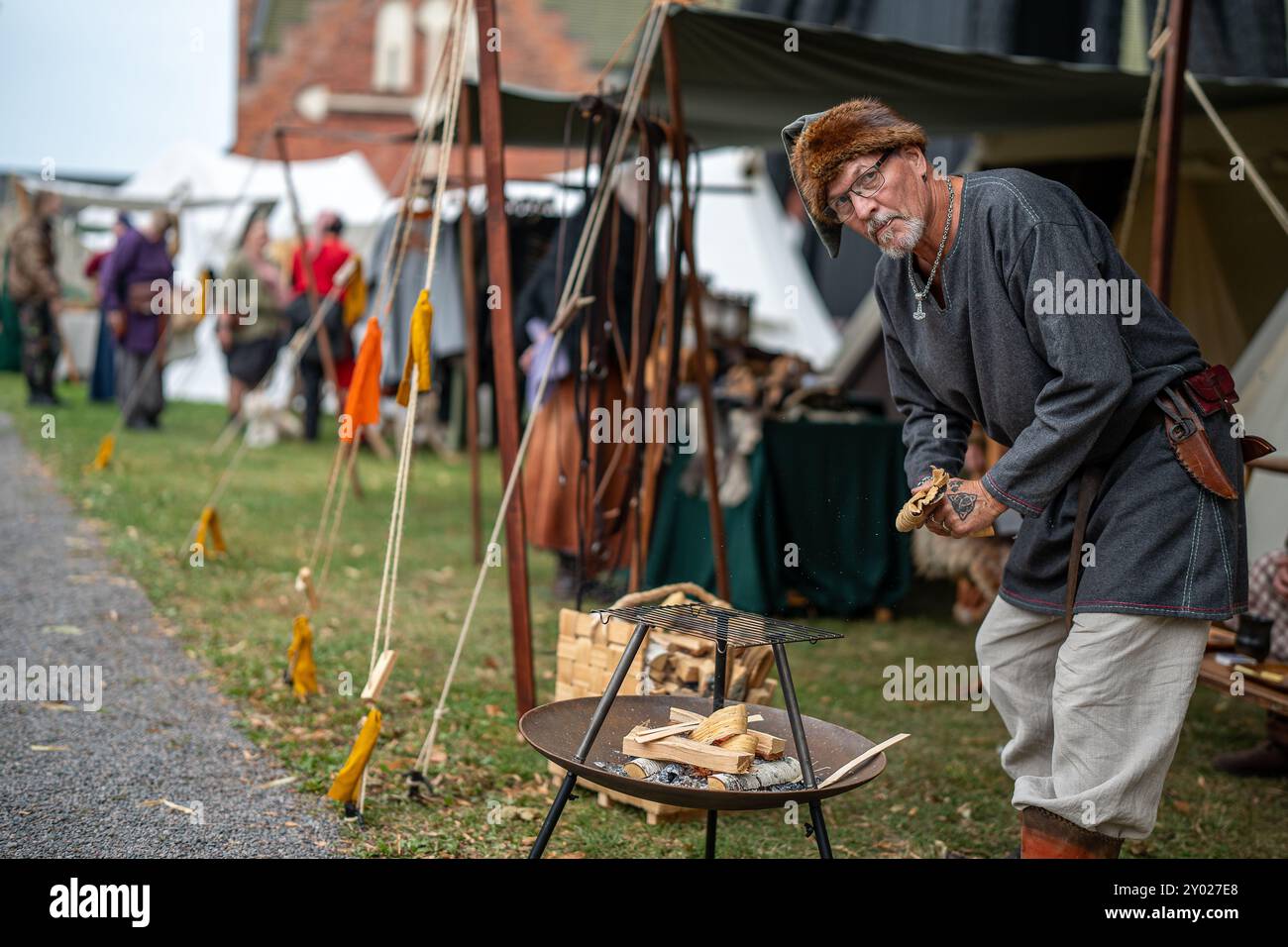 Männlicher Verkäufer beim jährlichen Mittelalterfest im historischen Söderköping. Diese idyllische Stadt stammt aus dem Mittelalter und ist ein beliebtes Reiseziel. Stockfoto