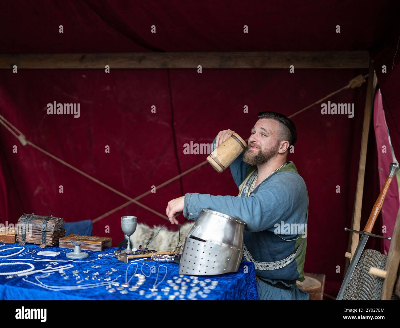 Ritter trinkt Bier beim jährlichen Mittelalterfest im historischen Söderköping. Diese idyllische Stadt ist ein beliebtes Reiseziel. Stockfoto