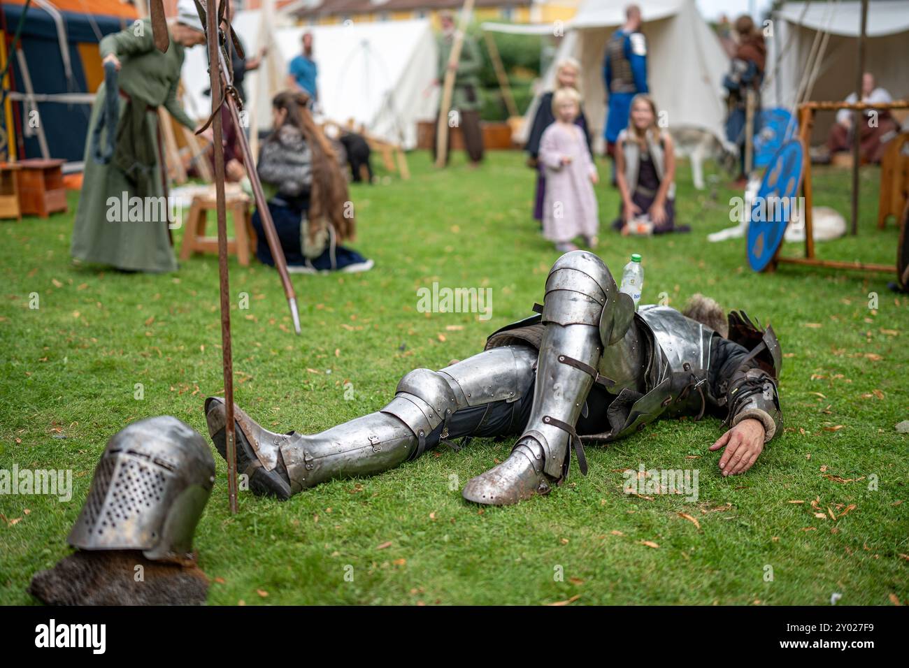 Ritterruhe beim jährlichen Mittelalterfest in der Kleinstadt Söderköping. Diese idyllische Stadt stammt aus dem Mittelalter und ist ein beliebtes Reiseziel. Stockfoto
