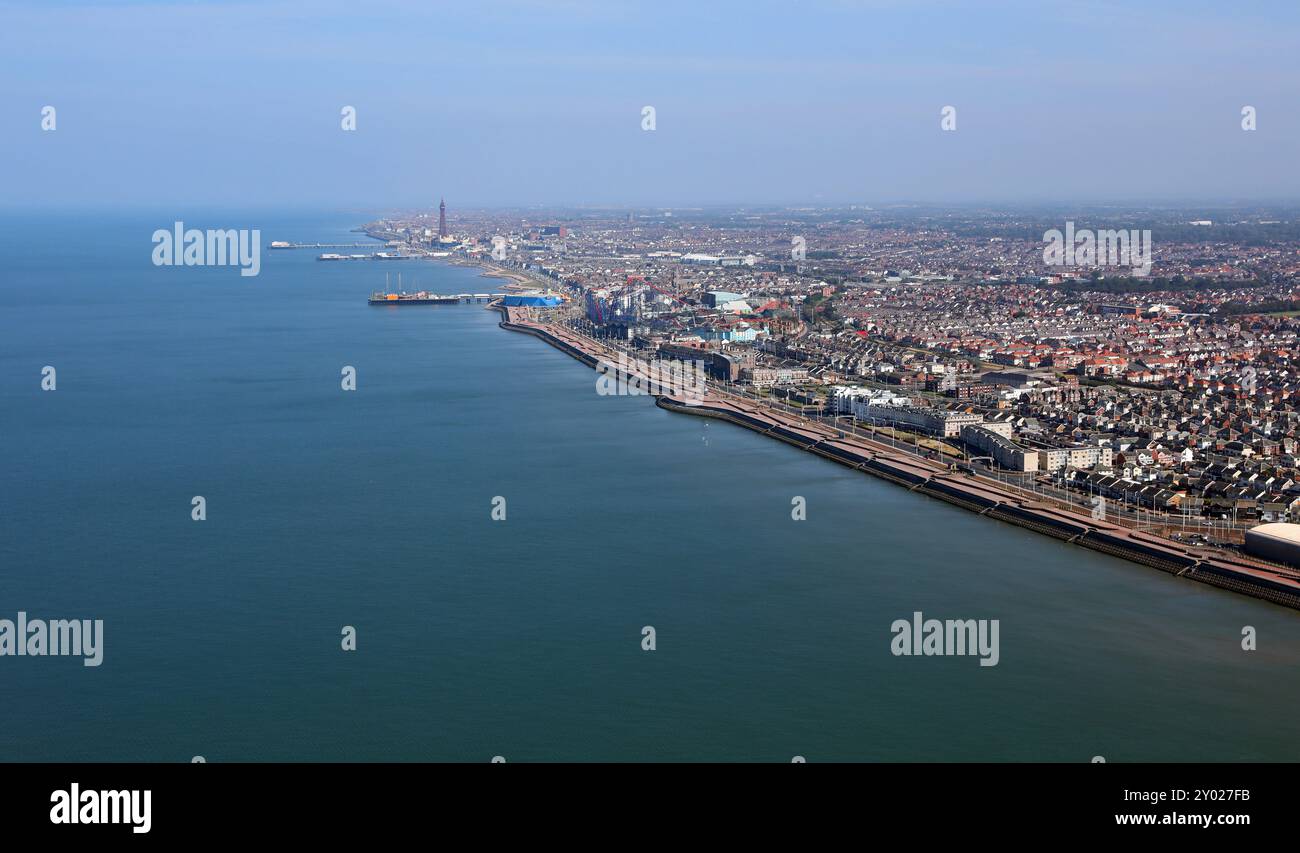 Aus der Vogelperspektive von Blackpool, Lancashire, Großbritannien, über dem Meer mit Blick nach Norden auf die Küste Stockfoto