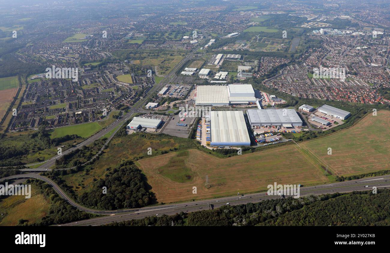 Von Osten nach Westen über die Autobahn M57 in Richtung Axis Business Park & North Liverpool Retail Park, Einkaufszentrum, Fazakerley, Liverpool Stockfoto