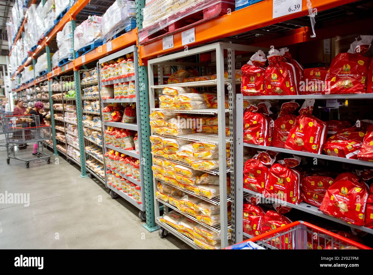Los Angeles, Kalifornien, USA - 03-01-2022: Ein Blick auf den Costco Brotgang, gesehen in einem lokalen Großhandelsgeschäft. Stockfoto