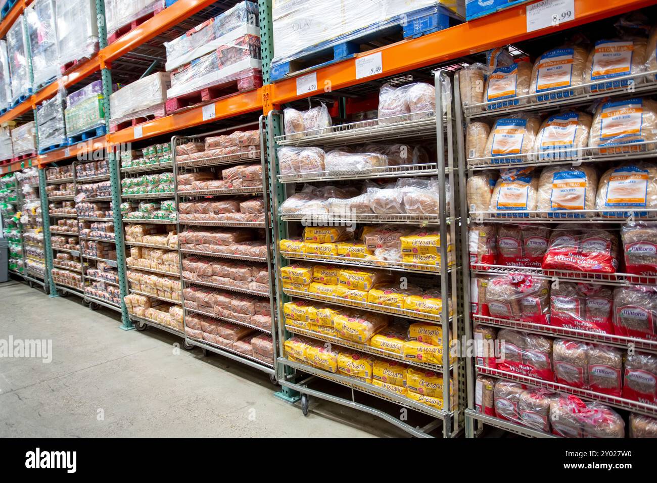 Los Angeles, Kalifornien, USA - 03-01-2022: Ein Blick auf den Costco Brotgang, gesehen in einem lokalen Großhandelsgeschäft. Stockfoto
