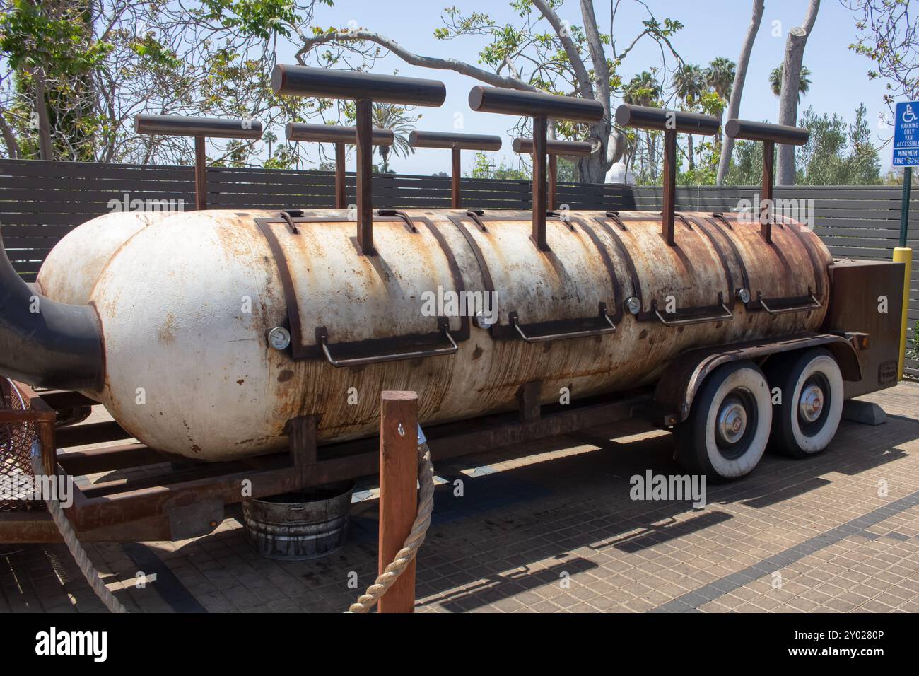 Los Angeles, Kalifornien, Vereinigte Staaten - 03-01-2022: Ein Blick auf einen großen Tankraucher, gesehen in einem lokalen Barbecue-Restaurant. Stockfoto
