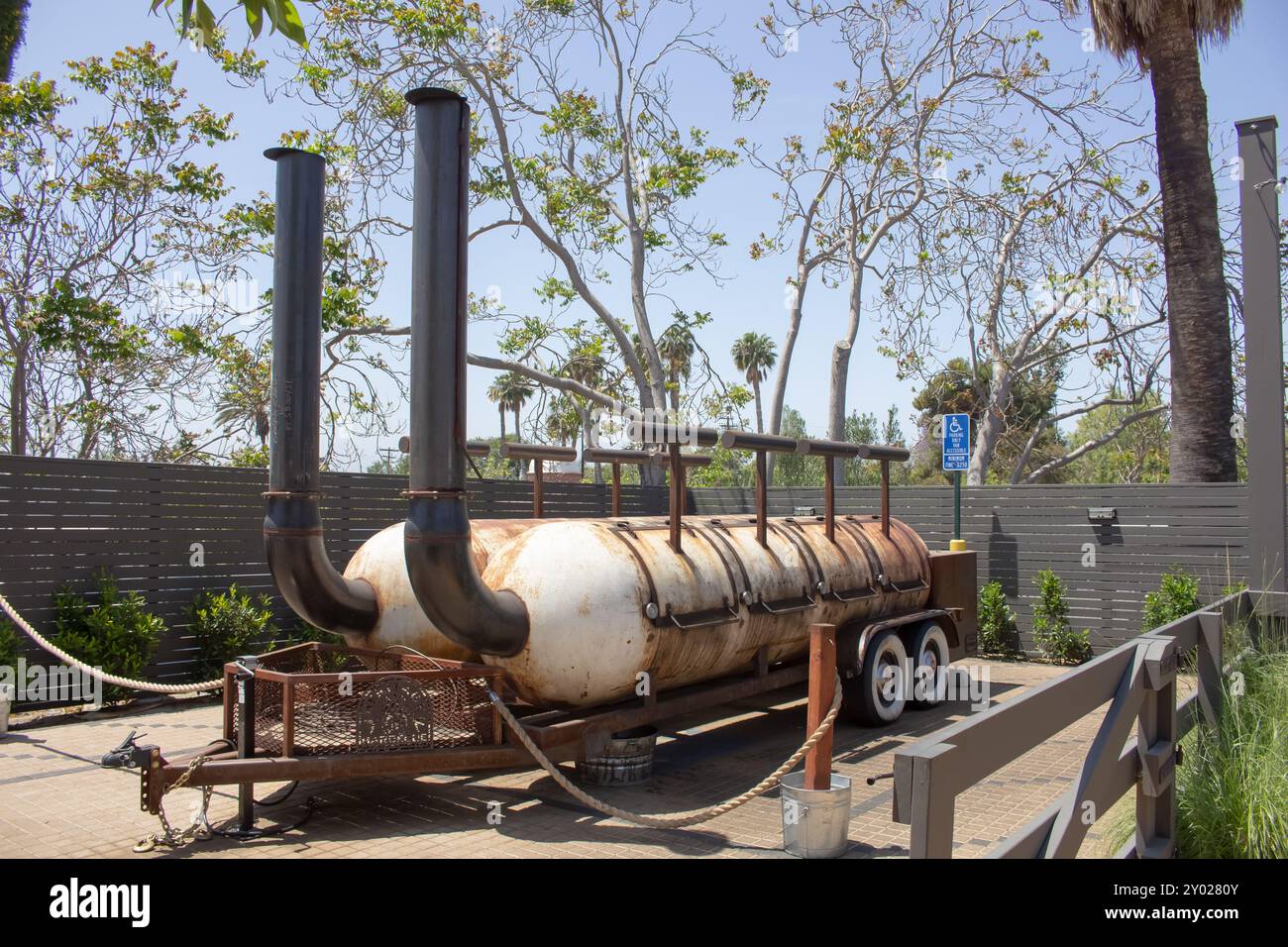 Los Angeles, Kalifornien, Vereinigte Staaten - 03-01-2022: Ein Blick auf einen großen Tankraucher, gesehen in einem lokalen Barbecue-Restaurant. Stockfoto