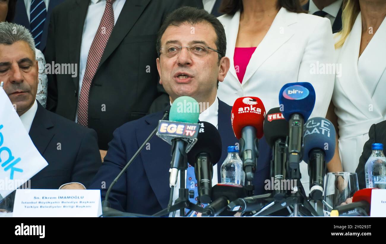 Istanbul Bürgermeister Ekrem Imamoglu fand der Eröffnungsempfang der 93. Internationalen Messe Izmir als Ehrengast statt der Eröffnungsempfang der 93. Internationalen Messe Izmir fand statt und nahmen an der Eröffnungsempfang der Vizepräsidentin Cevdet YÄlmaz, Istanbuler Bürgermeister Ekrem Imamoglu als Ehrengast, Cemil Tugay der Metropolitan Municipality sowie Abgeordnete der AK Party und der CHP Teil. In der Zeremonie am Stand für Innovation und Technologie unterzeichneten der Bürgermeister der Stadt Izmir Cemil Tugay und der Bürgermeister der Stadt Istanbul Ekrem Imamoglu ein Protokoll über die Zusammenarbeit zwischen der Iz Stockfoto