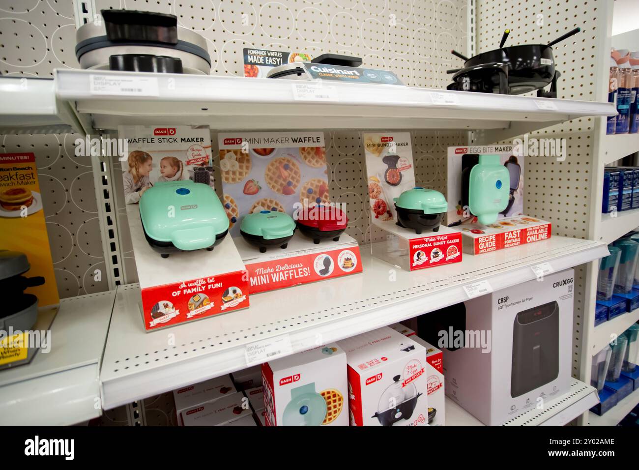 Los Angeles, Kalifornien, USA - 20.05.2022: Eine Ansicht mehrerer Dash Waffle Stick Maker Geräte, ausgestellt in einem lokalen Kaufhaus. Stockfoto