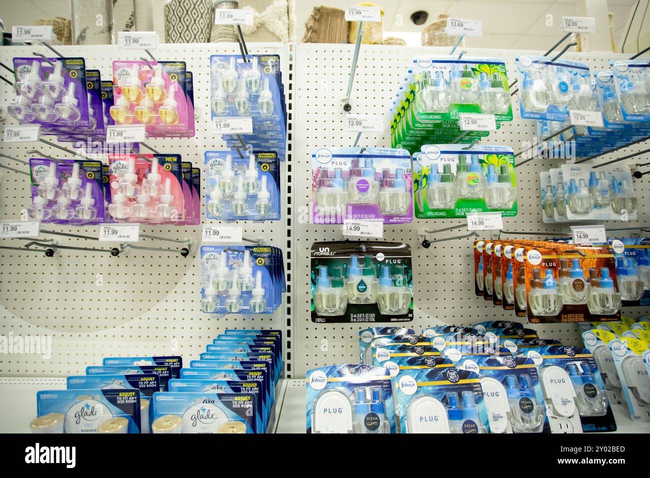 Los Angeles, Kalifornien, USA - 20.05.2022: Eine Ansicht mehrerer Pakete mit Plug-in-Raumduftprodukten im Laden. Stockfoto