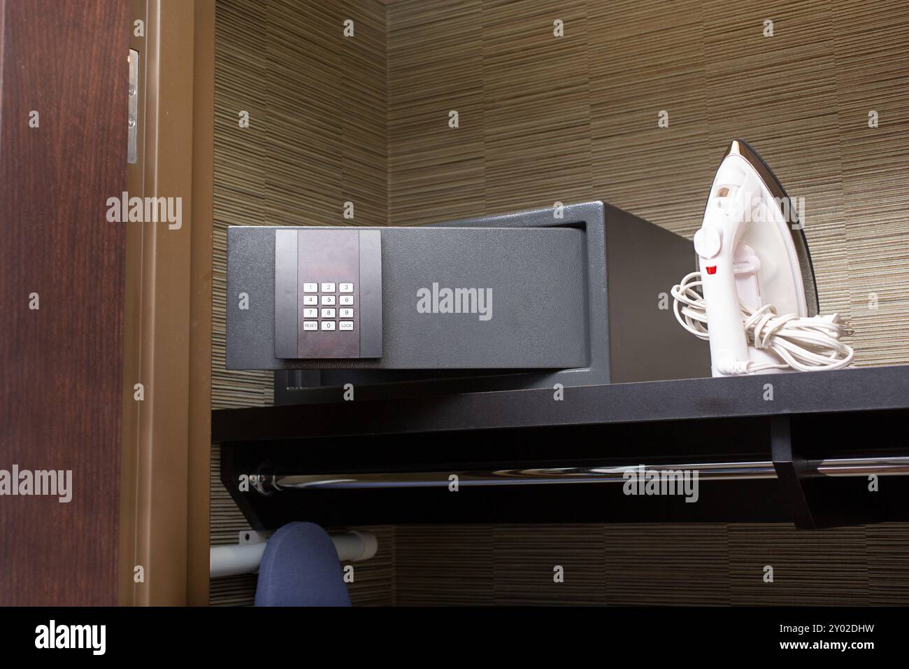 Los Angeles, Kalifornien, USA - 03-01-2022: Blick auf einen SmartBox-Safe, der in einem Hotelzimmerschrank zu sehen ist. Stockfoto