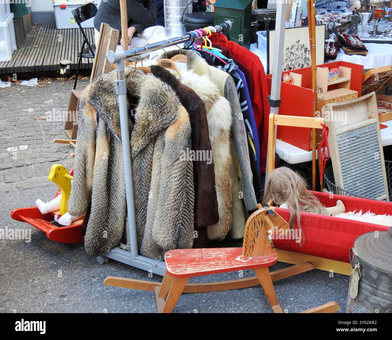 Anton Geisser 31.08.2024 Sarnen Schweiz. Bild : der Flohmarkt ist ein beliebter Treffpunkt . Bild : Vielfältiges Pelzmaentel. *** Anton Geisser 31 08 2024 Sarnen Schweiz Bild der Flohmarkt ist ein beliebter Treffpunkt Stellen Sie sich verschiedene Pelzmäntel vor Stockfoto