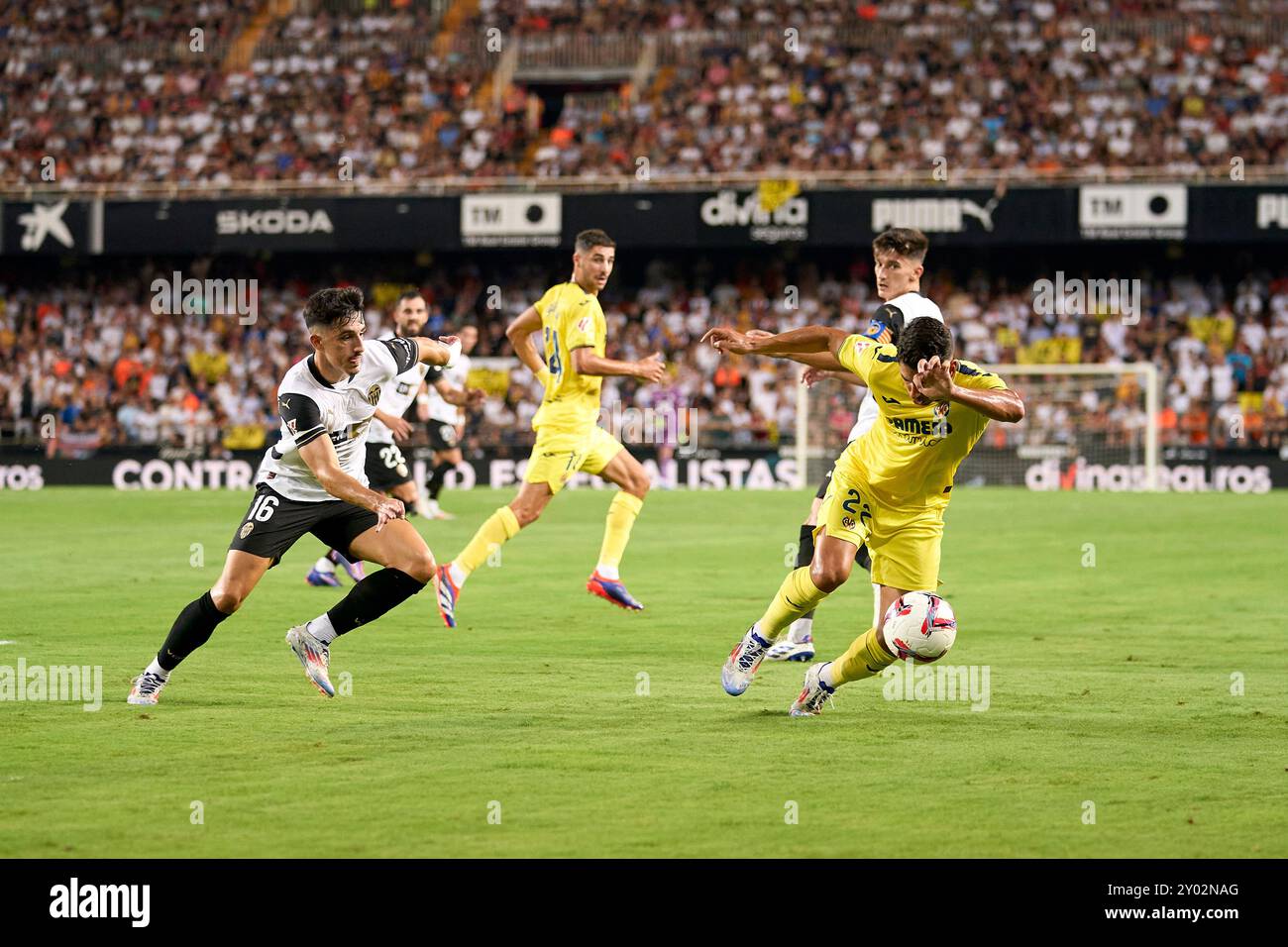 Diego Lopez von Valencia CF, Ayoze Perez von Villareal CF in Aktion während der regulären Saison La Liga EA Sport Runde 4 am 31. August 2024 in der Mestalla St Stockfoto