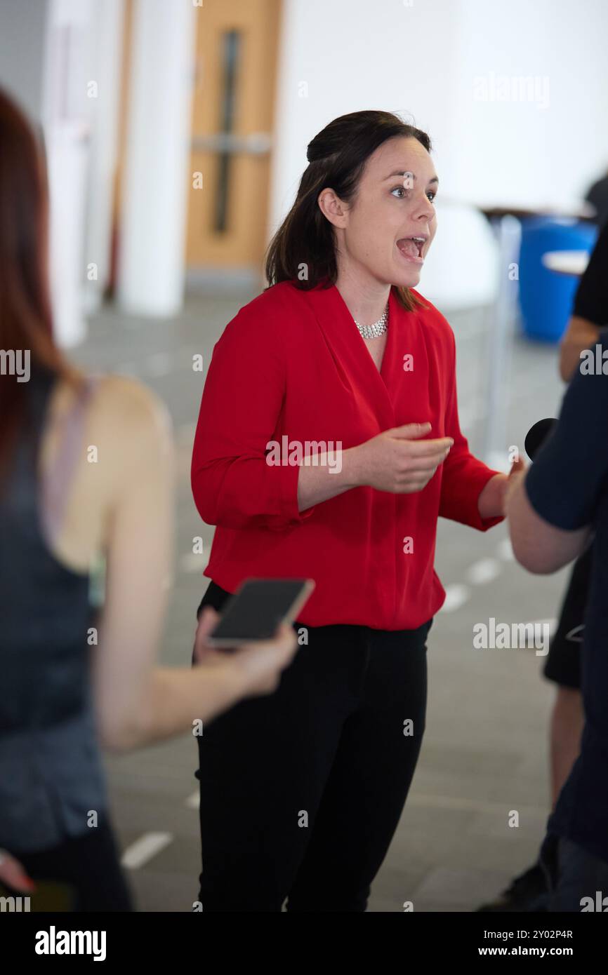 Edinburgh, Vereinigtes Königreich, 31. August 2024. Kate Forbes, stellvertretende Parteivorsitzende der SNP, gibt ein spontanes Interview auf der Konferenz unter den Mitgliedern. Quelle: Brian Wilson/Alamy Live News Stockfoto