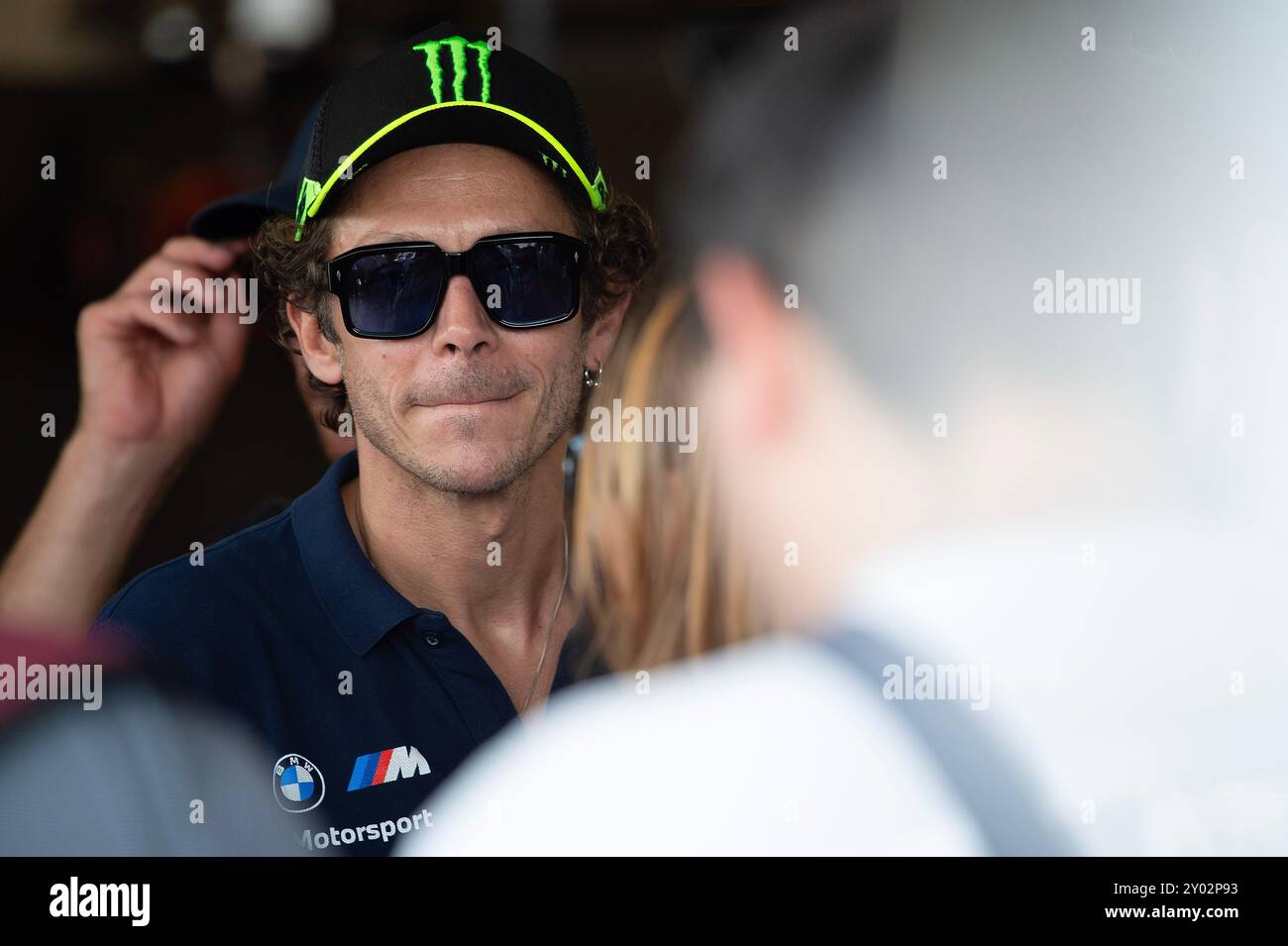 31. August 2024: Valentino Rossi (46) BMW M4 LMGT3 (Fahrer 2) mit Team WRT unterzeichnet Autogramme während des Boxengangs bei der FIA World Endurance Championship auf dem Circuit of the Americas. Austin, Texas. Mario Cantu/CSM Stockfoto