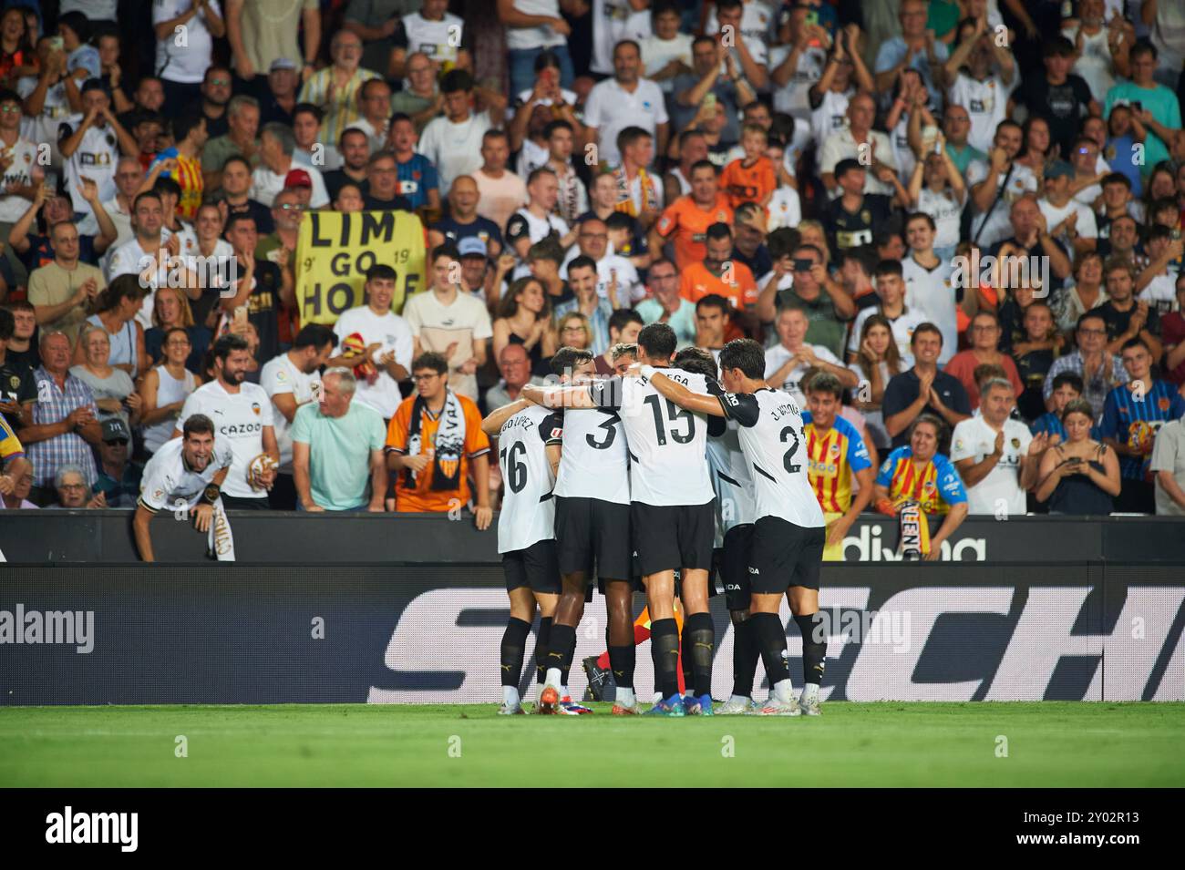 Das Valencia-Team feiert im Mestalla-Stadion das Spiel zwischen Valencia CF und Villareal FC. Endpunktzahl: Valencia CF 1:1 Villareal CF Stockfoto