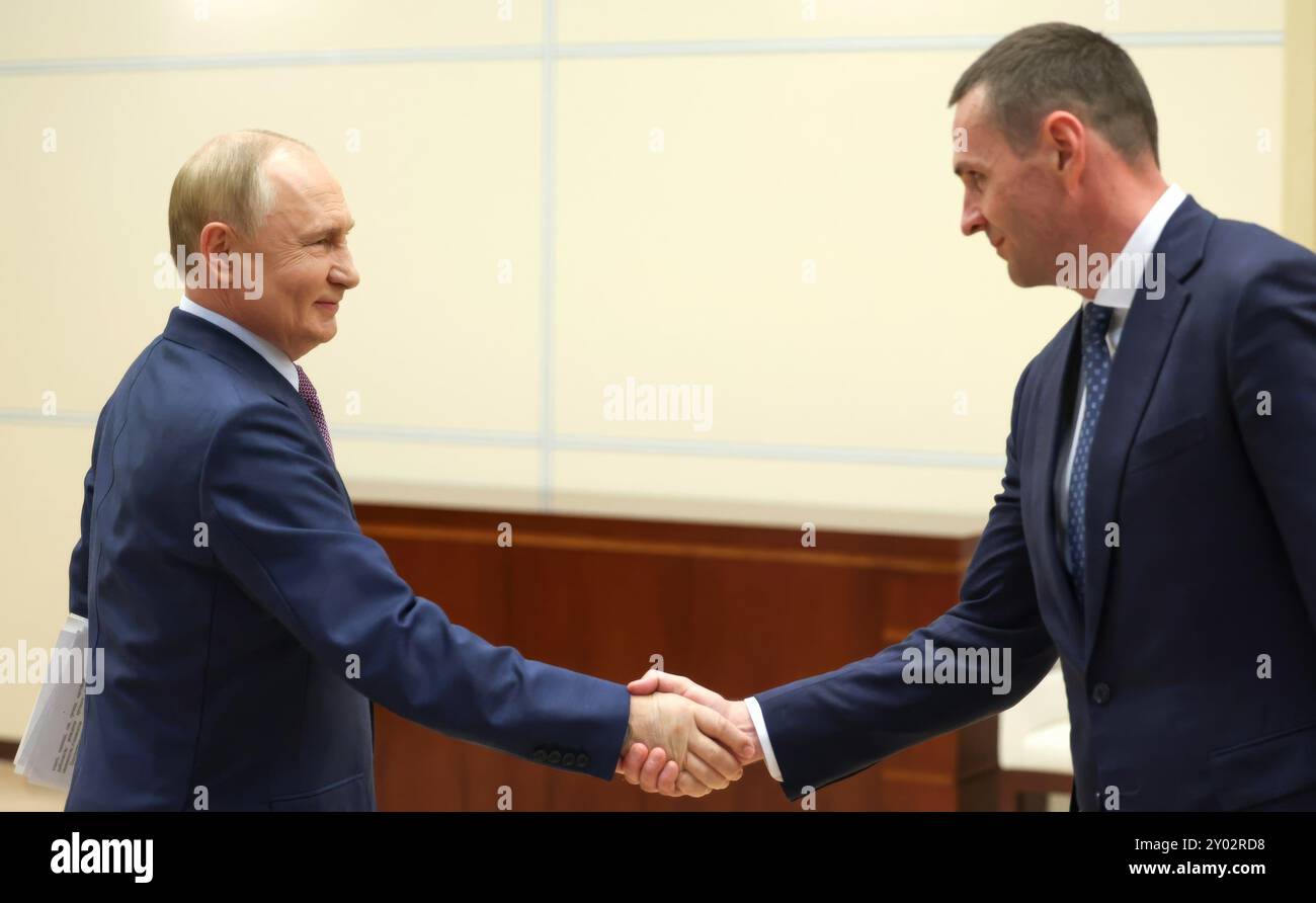 Novo-Ogaryovo, Russland. 30. August 2024. Der russische Präsident Wladimir Putin, links, begrüßt den amtierenden Gouverneur des Gebiets Tschabarowsk Dmitri Demeshin, rechts, zu einer persönlichen Arbeitssitzung in der offiziellen Präsidialresidenz am 30. August 2024 in Novo-Ogarjowo, Oblast Moskau, Russland. Quelle: Alexander Kazakov/Kreml Pool/Alamy Live News Stockfoto
