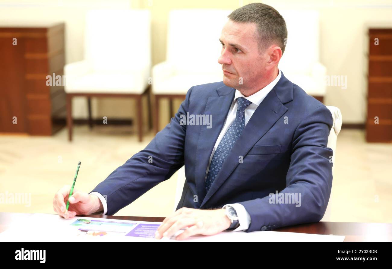Novo-Ogaryovo, Russland. 30. August 2024. Der amtierende Gouverneur des Gebiets Tschabarowsk, Dmitri Demeshin, hört dem russischen Präsidenten Wladimir Putin zu, der während eines persönlichen Treffens in der offiziellen Präsidialresidenz am 30. August 2024 in Nowo-Ogarjowo, Oblast Moskau, Russland, zuhört. Quelle: Alexander Kazakov/Kreml Pool/Alamy Live News Stockfoto
